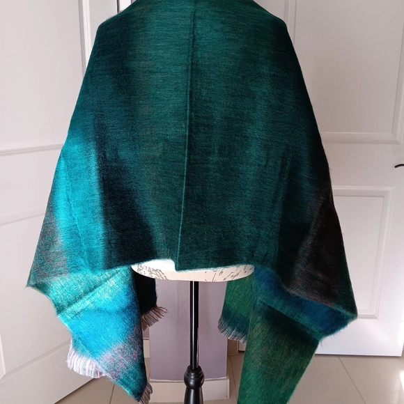 Alpaca blend Shaw , handwoven on Loom in Ecuador - Picture 5 of 7